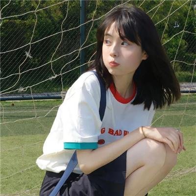 高墙、黑色与帅小伙